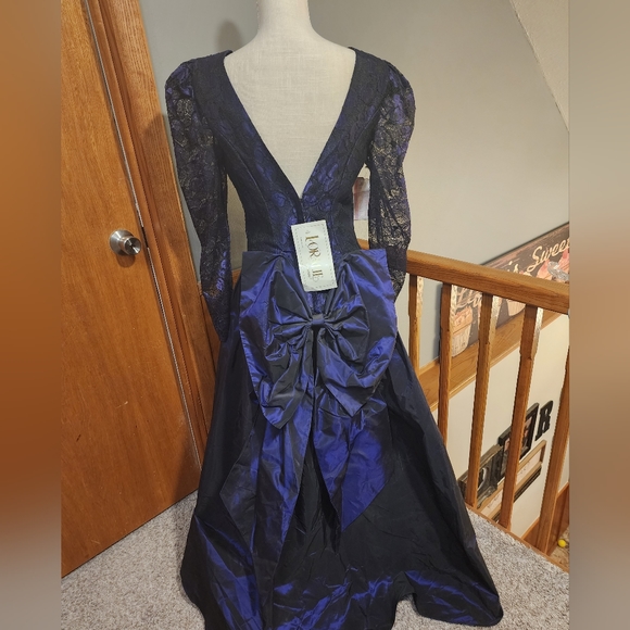 🎈Vintage Purple Tafetta Gown Size unknown measurements are B32 W26 maybe - Picture 2 of 3